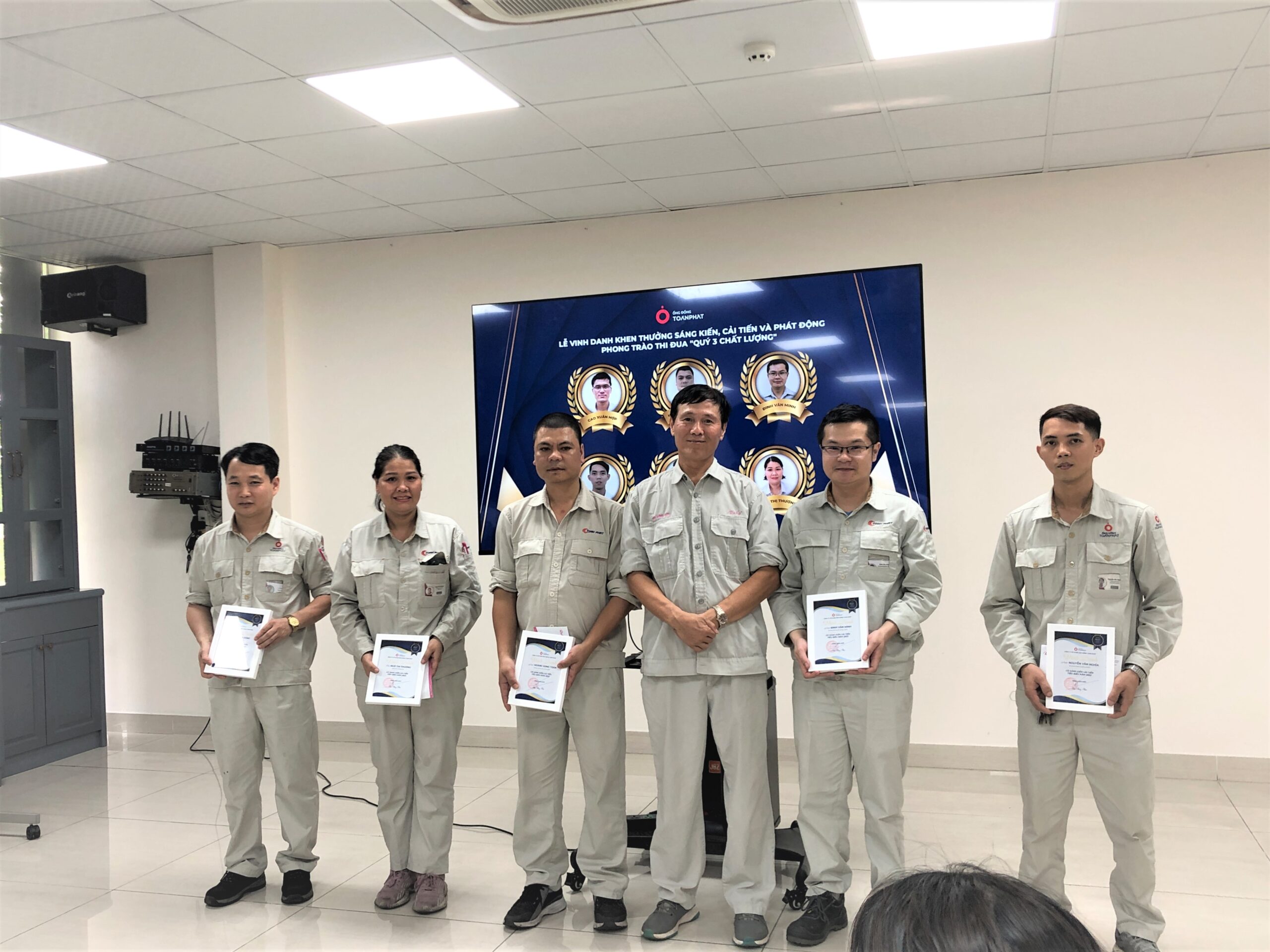Chủ tịch Bùi Quốc Chính trao giải 6 cá nhân tiêu biểu