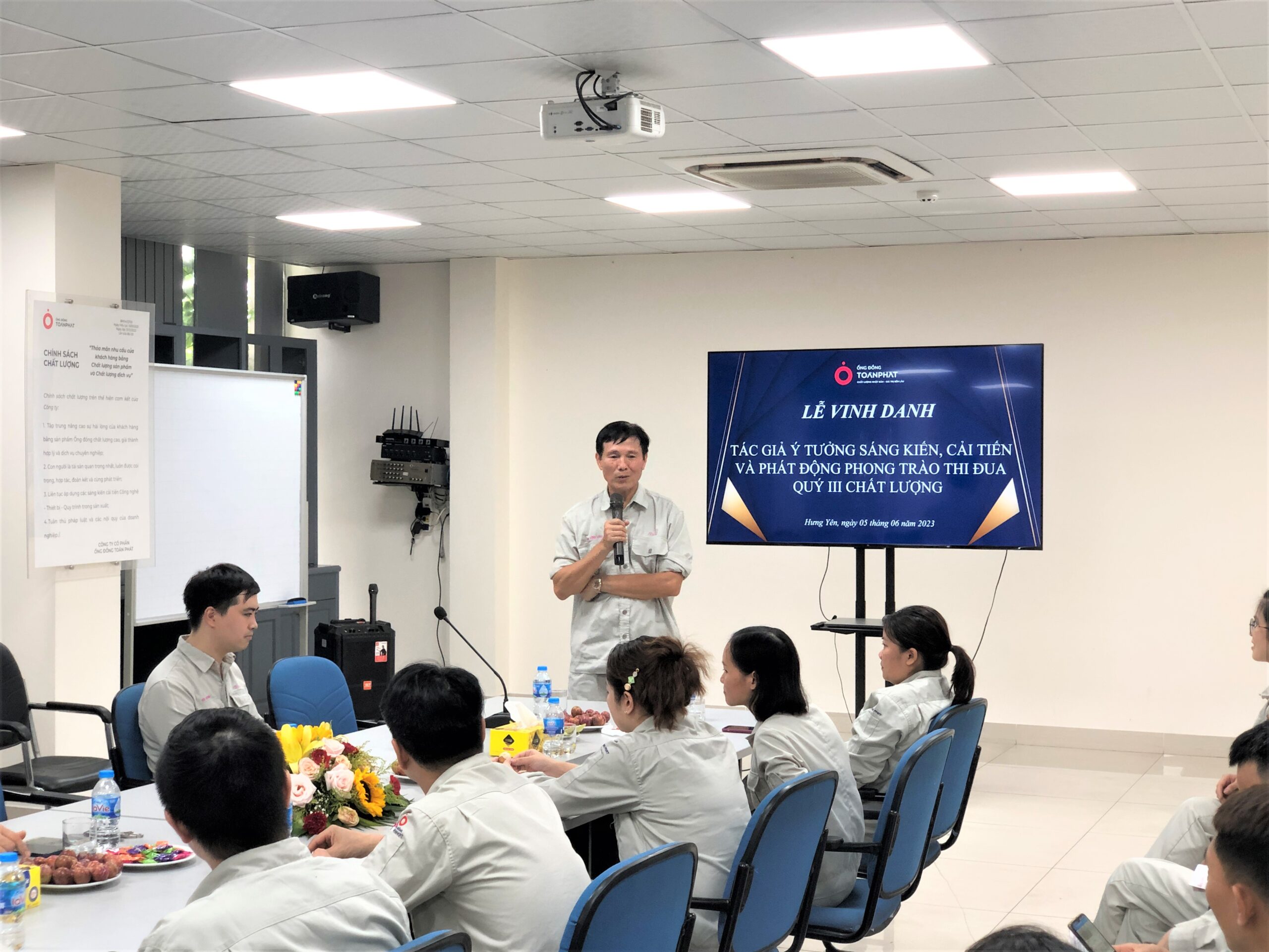 Ông Bùi Quốc Chính - Chủ tịch công ty - phát biểu tại buổi lễ vinh danh