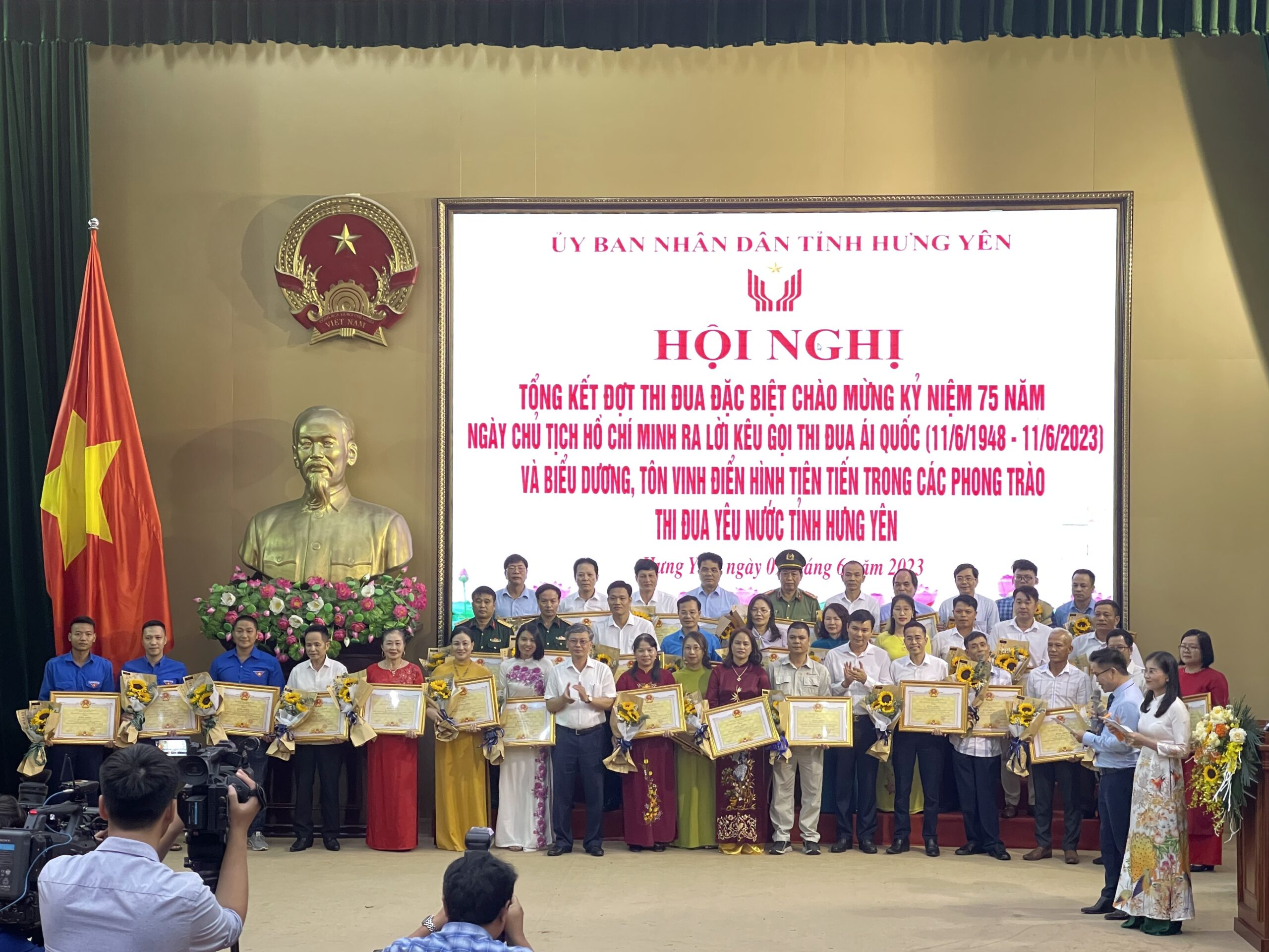 Đồng chí Nguyễn Lê Huy, Ủy viên Ban Thường vụ Tỉnh ủy, Phó Chủ tịch Thường trực UBND tỉnh và đồng chí Nguyễn Duy Hưng, Phó Chủ tịch UBND tỉnh trao Bằng khen của Chủ tịch UBND tỉnh tặng các cá nhân là điển hình tiên tiến tiêu biểu trong các phong trào thi đua yêu nước tỉnh Hưng Yên năm 2023 20230609 032146698 iOS