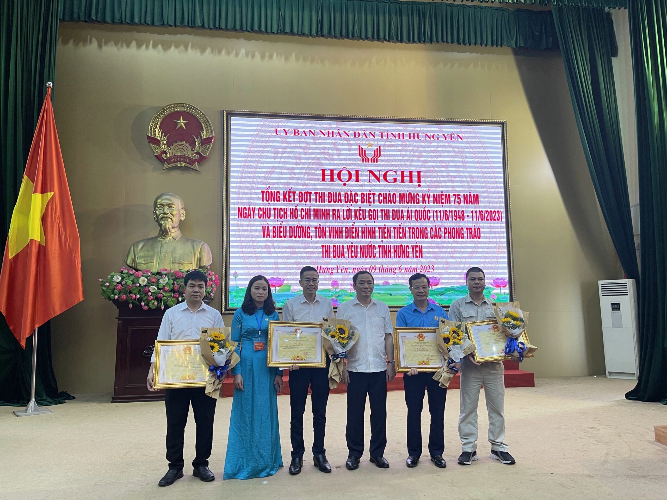 Ông Hoàng Song Toàn (ngoài cùng bên phải) 20230609 035332811 iOS