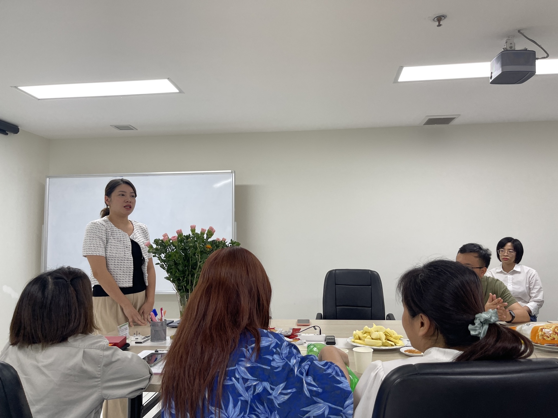 Bà Đào Thu Trang - Phó giám đốc công ty - Phát biểu tại buổi vinh danh Bà Đào Thu Trang - Phó giám đốc công ty - Phát biểu tại buổi vinh danh