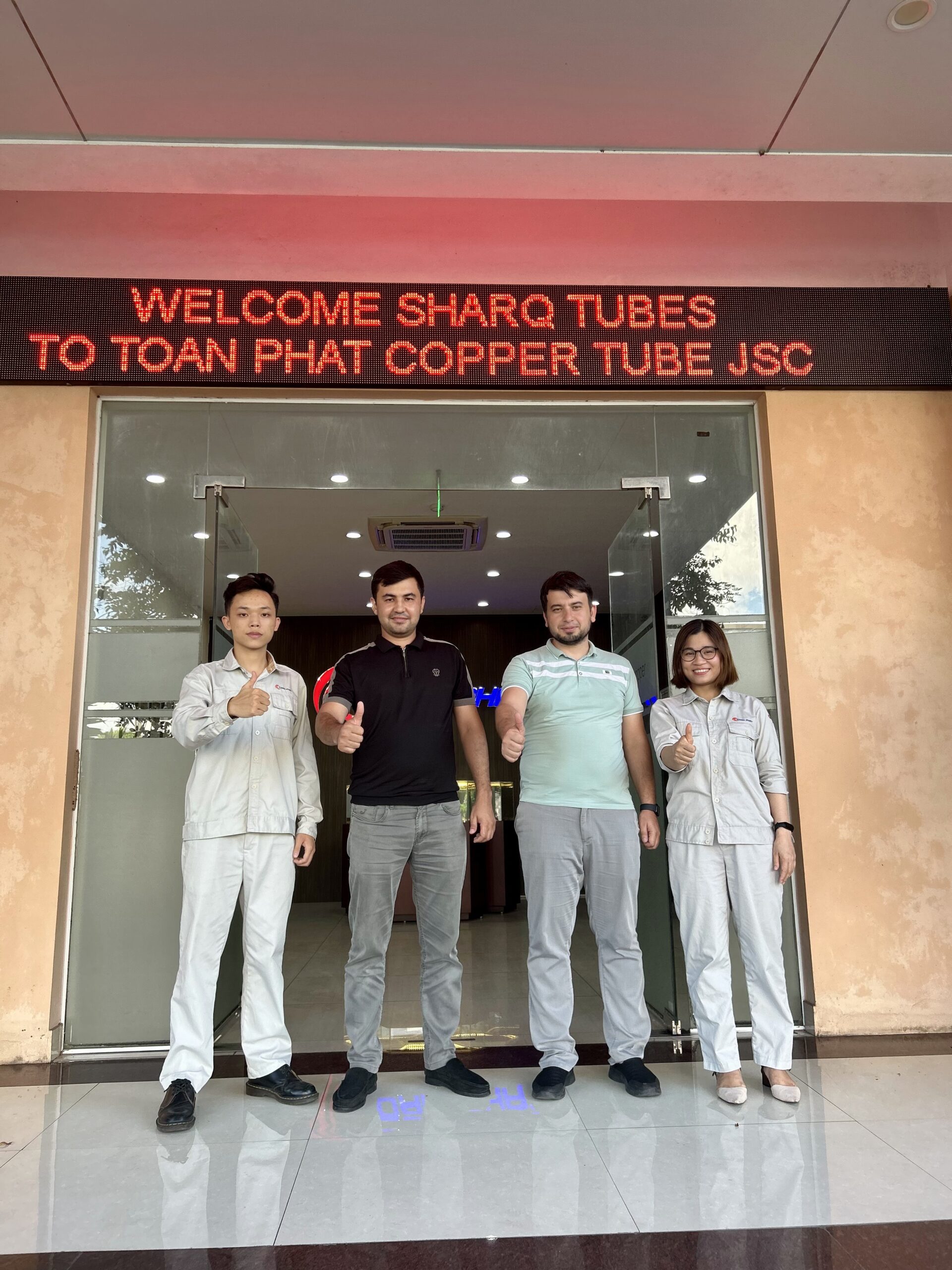 CEO Farrukh (ở giữa bên trái) và Trưởng phòng kinh doanh Bakhodir (ở giữa bên phải) của công ty Sharq Tubes – Uzbekistan CEO Farrukh (ở giữa bên trái) và Trưởng phòng kinh doanh Bakhodir (ở giữa bên phải) của công ty Sharq Tubes – Uzbekistan