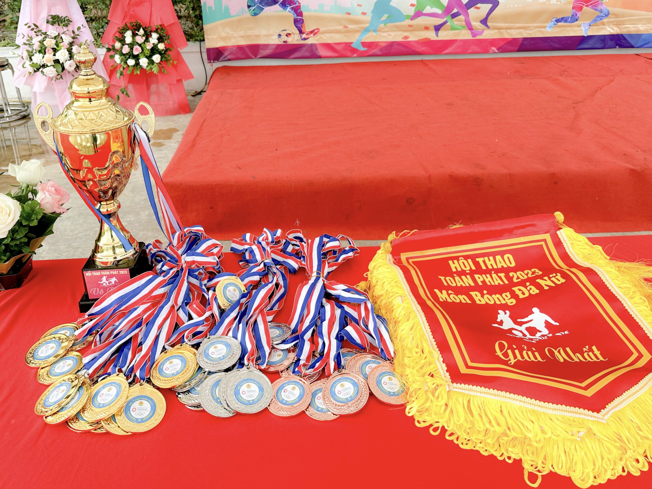 Bộ cúp, huy chương và cờ lưu niệm ngóng chờ chủ nhân Bộ cúp, huy chương và cờ lưu niệm ngóng chờ chủ nhân