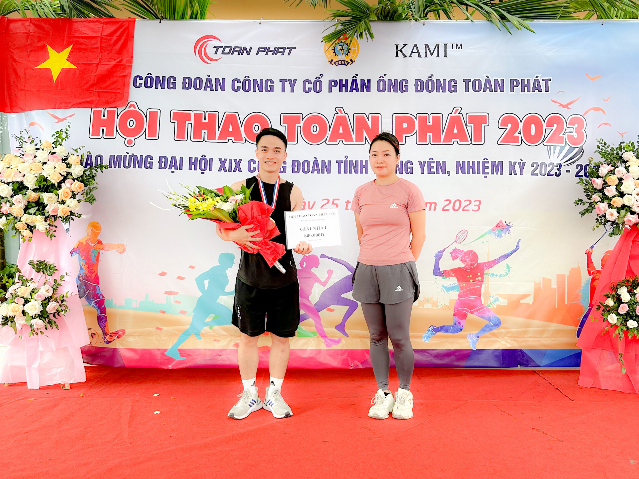 Bà Đào Thu Trang - Phó Tổng giám đốc công ty (bên phải) trao giải Nhất môn Cầu lông Nam cho anh Lê Minh Chính Bà Đào Thu Trang - Phó Tổng giám đốc công ty (bên phải) trao giải Nhất môn Cầu lông Nam cho anh Lê Minh Chính
