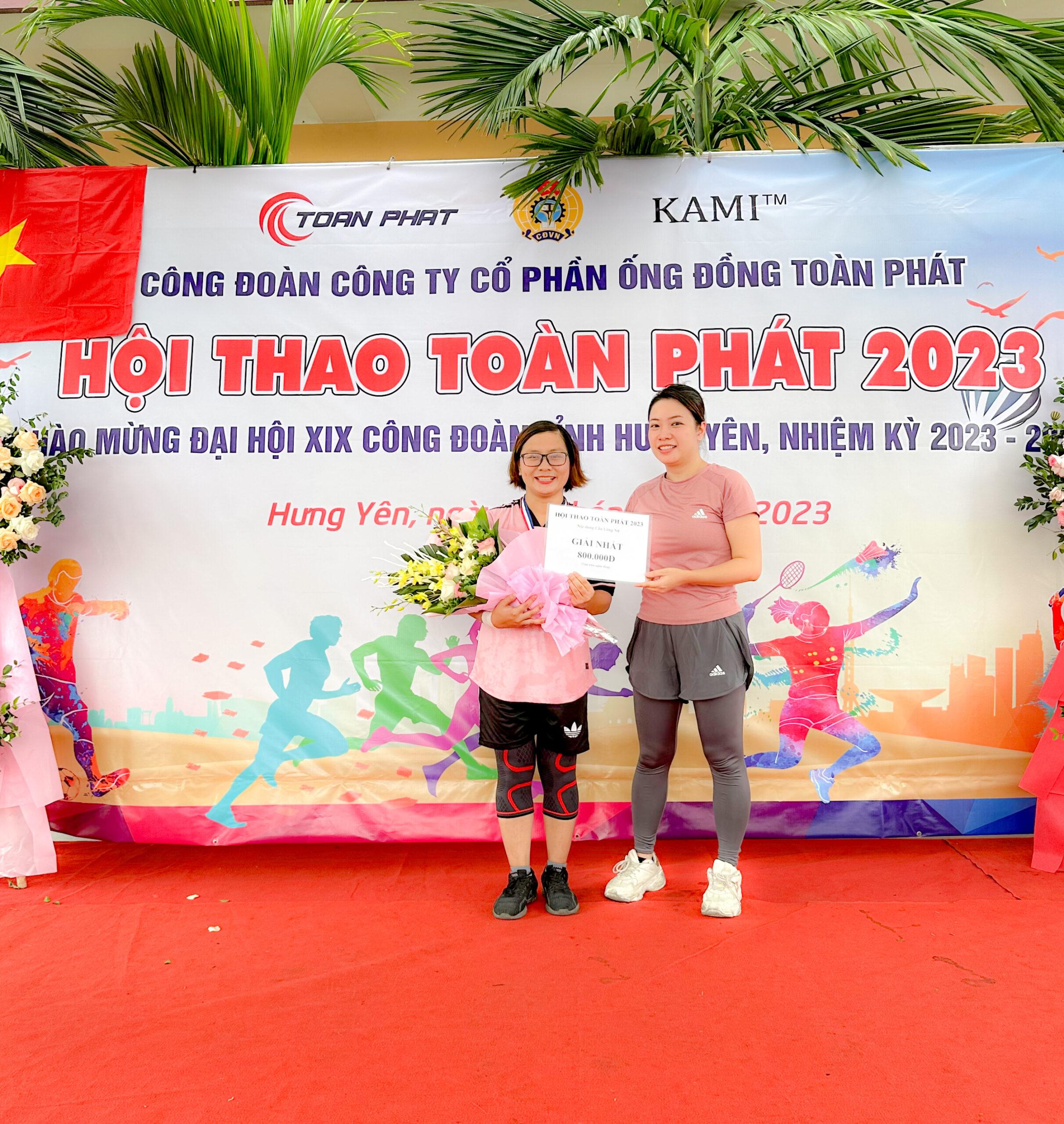 Bà Đào Thu Trang - Phó Tổng giám đốc công ty (bên phải) trao giải Nhất môn Cầu lông Nữ cho chị Đinh Thị Lệ Thu Bà Đào Thu Trang - Phó Tổng giám đốc công ty (bên phải) trao giải Nhất môn Cầu lông Nữ cho chị Đinh Thị Lệ Thu
