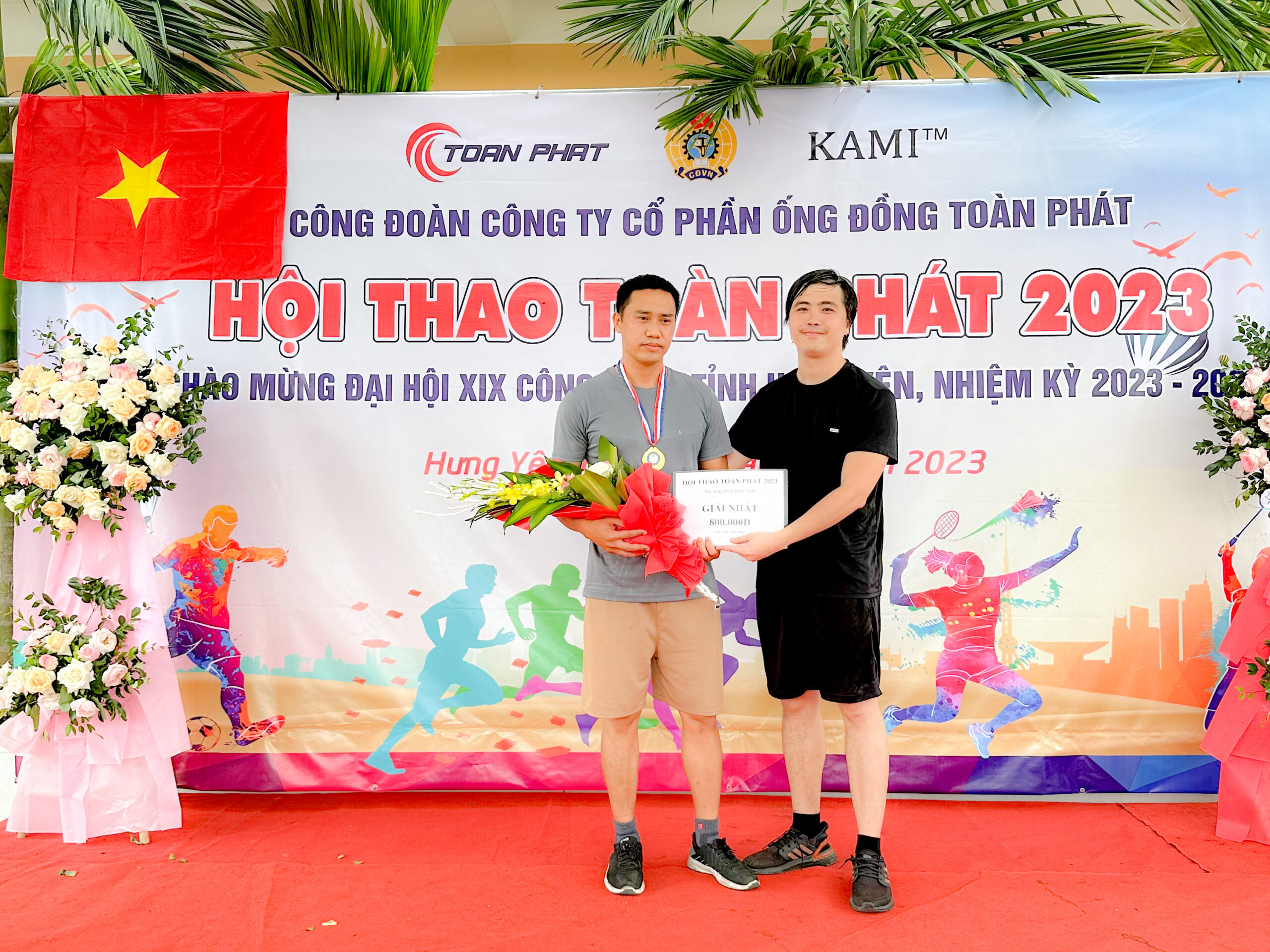 Ông Bùi Hồng Phúc - Tổng Giám đốc công ty (bên phải) trao Giải nhất điền kinh Nam cho anh Trần Đăng Vũ phòng QA/QC với thành tích 14 phút 19 giây Ông Bùi Hồng Phúc - Tổng Giám đốc công ty (bên phải) trao Giải nhất điền kinh Nam cho anh Trần Đăng Vũ phòng QA/QC với thành tích 14 phút 19 giây