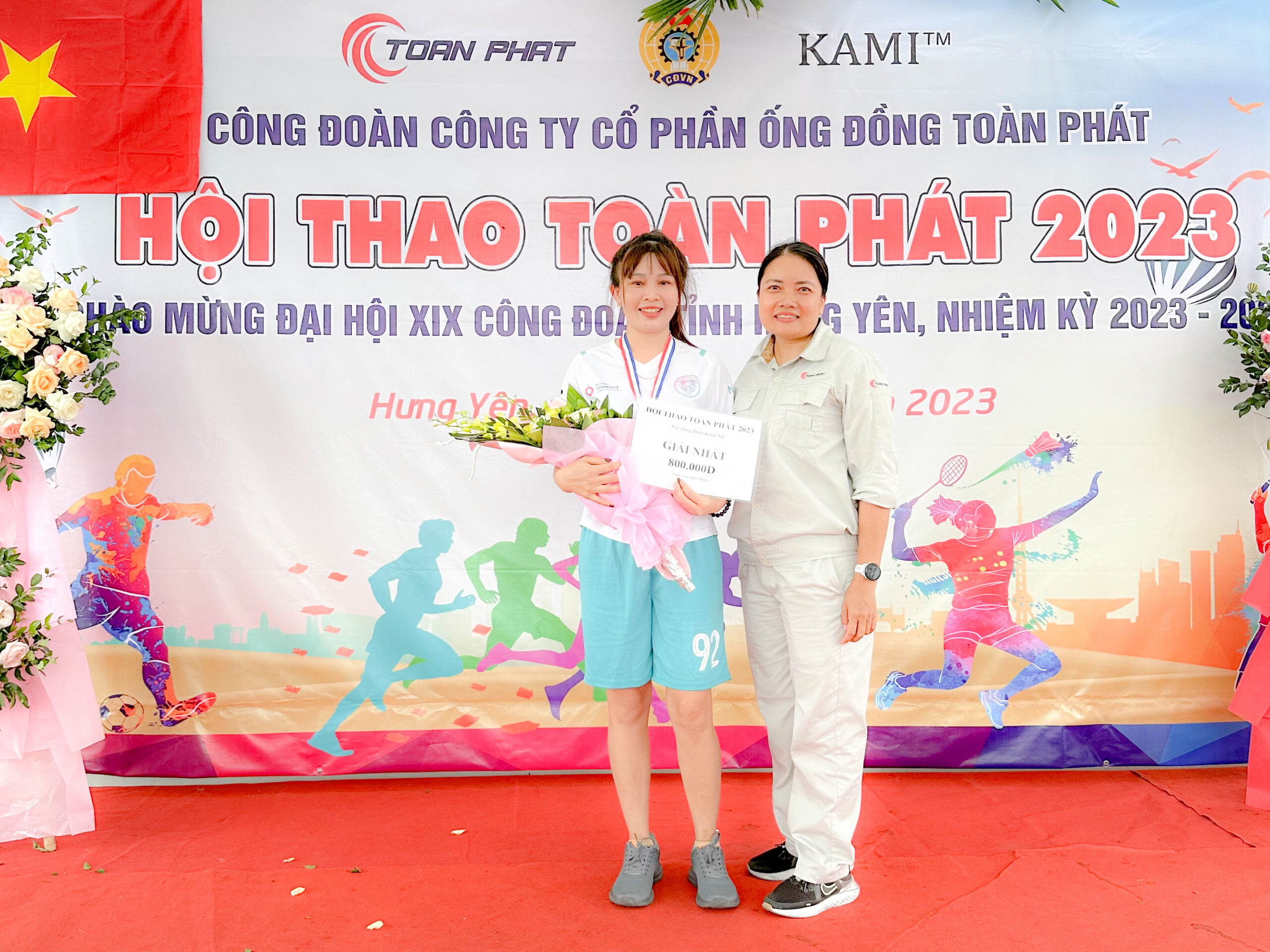 Bà Nguyễn Thanh Huế - Phó Tổng Giám đốc công ty (bên phải) trao Giải nhất điền kinh Nữ chị Ngân Thị Yến bộ phận Đóng gói với thành tích 6 phút 36 giây Bà Nguyễn Thanh Huế - Phó Tổng Giám đốc công ty (bên phải) trao Giải nhất điền kinh Nữ chị Ngân Thị Yến bộ phận Đóng gói với thành tích 6 phút 36 giây