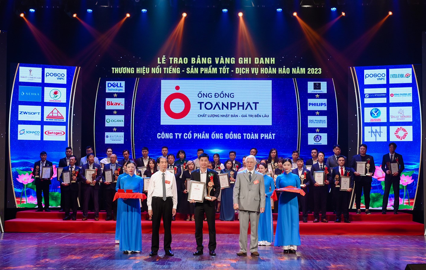 Ông Vũ Minh Tuấn – Giám đốc nhà máy Toàn Phát nhận cúp và chứng nhận tại Lễ trao bảng vàng ghi danh Thương hiệu nổi tiếng – Sản phẩm tốt – Dịch vụ hoàn hảo năm 2023 Ông Vũ Minh Tuấn – Giám đốc nhà máy Toàn Phát nhận cúp và chứng nhận tại Lễ trao bảng vàng ghi danh Thương hiệu nổi tiếng – Sản phẩm tốt – Dịch vụ hoàn hảo năm 2023