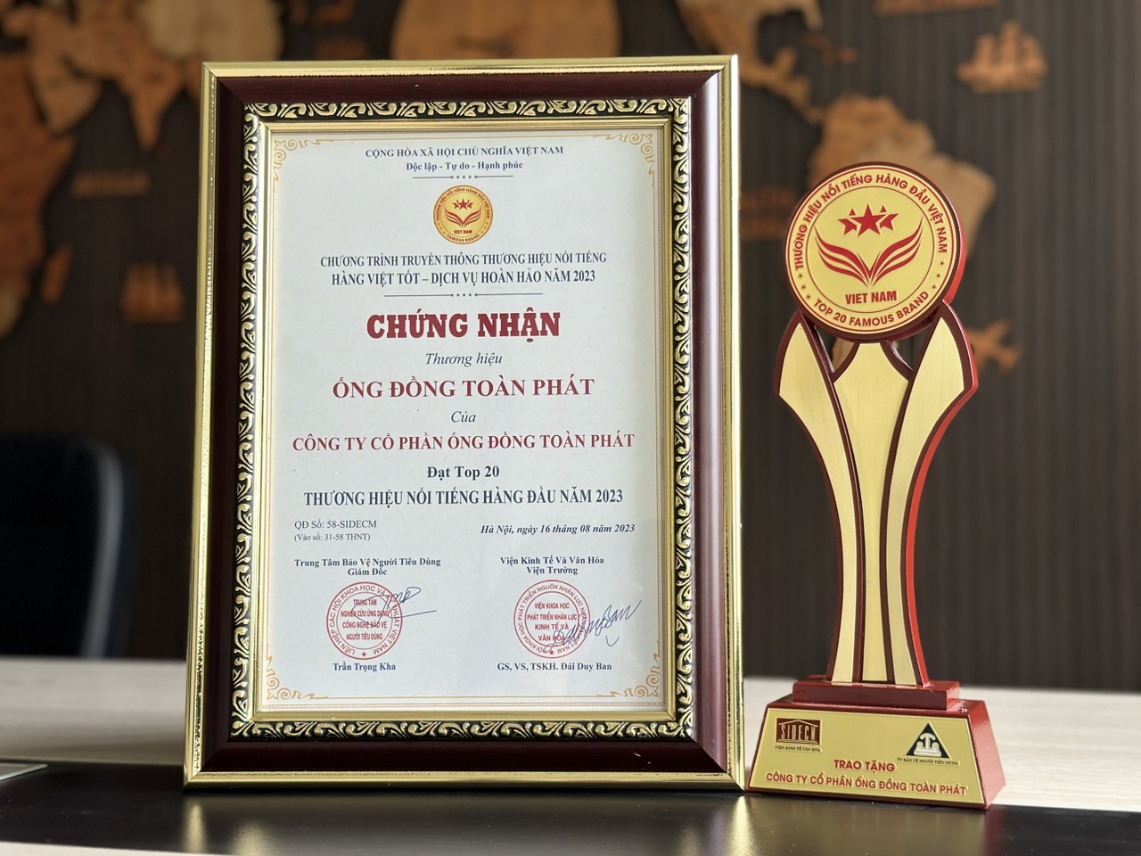 Chứng nhận và cúp top 20 Thương hiệu nổi tiếng của Công ty CP Ống đồng Toàn Phát Chứng nhận và cúp top 20 Thương hiệu nổi tiếng của Công ty CP Ống đồng Toàn Phát