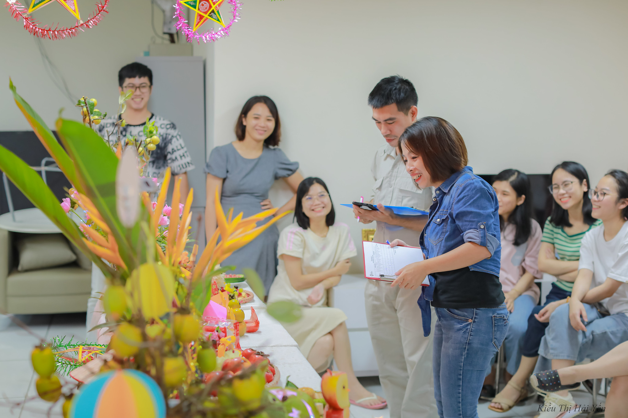 Ban giám khảo ngắm kỹ các bài thi Ban giám khảo ngắm kỹ các bài thi