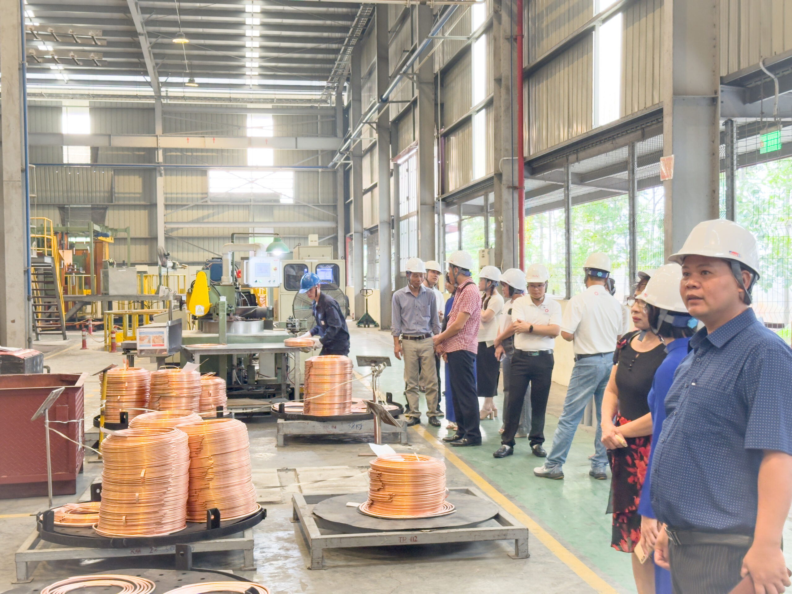 Quý khách hàng được tham quan và tìm hiểu về quy trình sản xuất ống đồng