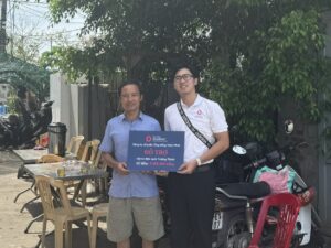 Ông Thịnh (bên trái) - chủ đại lý Trường Thịnh nhận hỗ trợ từ Công ty Cổ phần Ống đồng Toàn Phát