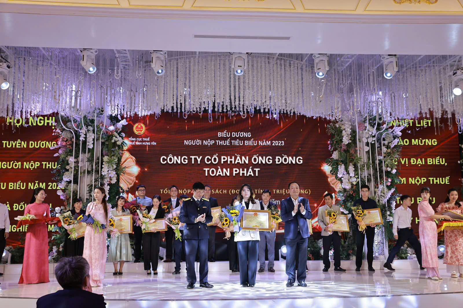 Đại diện Ống đồng Toàn Phát nhận giải thưởng