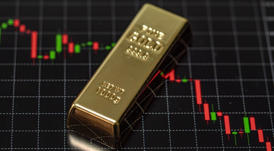 gold bar laying on the downward chart id adc756ee afff 4549 96be 7af5c3b50637 size900
